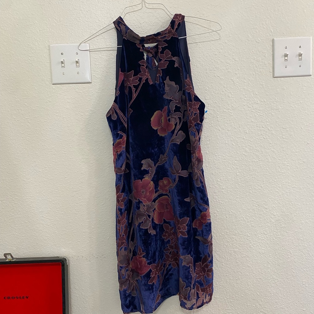 Vintage- inspired velvet floral dress